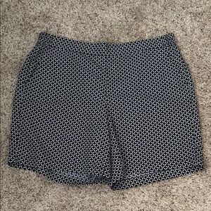 Talbots women’s shorts blue and white pattern with pockets!